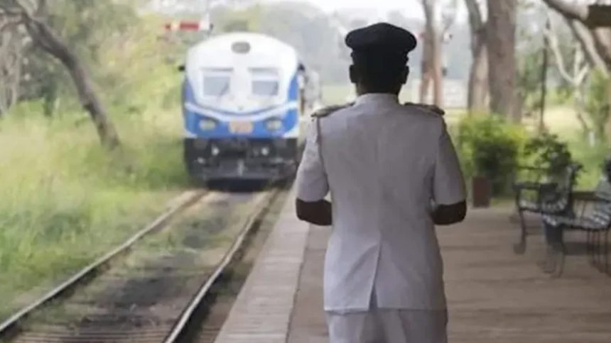 දුම්රිය ස්ථානාධිපතිවරුන්ගේ වැඩ වර්ජනයක් ගැන රතු එළියක් !