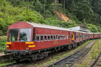 අනූ නමයෙන් දුම්රිය අනතුරක් බේරෙයි - දුම්රිය නියාමකවරුන් දැඩි තීරණයක!