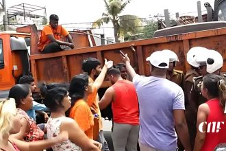 කිඹුලාවල මාර්ග දෙපස වෙළඳසල් ඉවත් කිරීමට උත්සහ කිරීම හේතුවෙන් උණුසුම් තත්ත්වයක්!