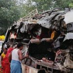 බස් රථයක් ට්‍රක් රථයක ගැටීමෙන් පුද්ගලයින් 18 දෙනෙකු ජීවිතක්ෂයට!