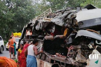 බස් රථයක් ට්‍රක් රථයක ගැටීමෙන් පුද්ගලයින් 18 දෙනෙකු ජීවිතක්ෂයට!