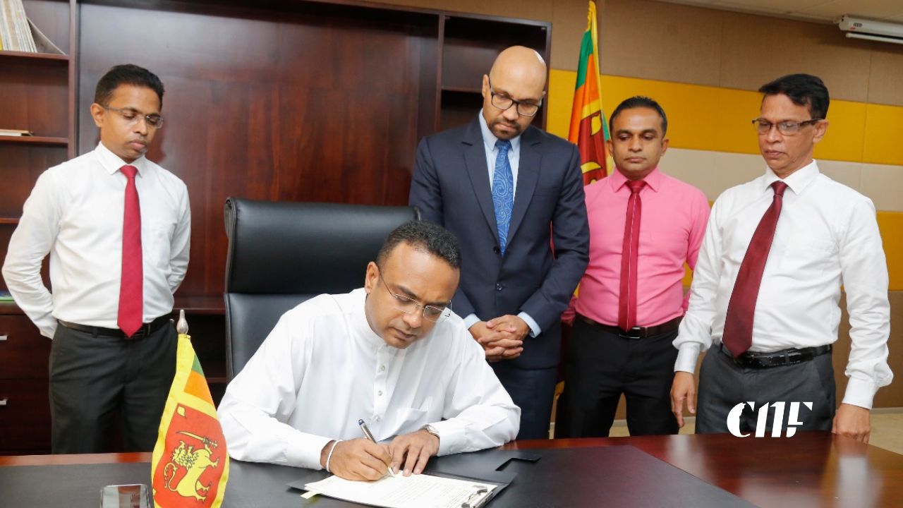 මනූෂ නානායක්කාරගේ පෞද්ගලික ලේකම් අල්ලස් කොමිසමේ අත්අඩංගුවට!