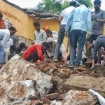 පාසල් ගොඩනැගිල්ලක් කඩාවැටීමෙන් ළමුන් සිව්දෙනෙකු ජීවිතක්ෂයට!
